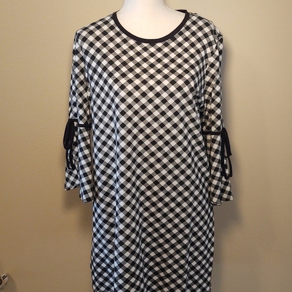 Isaac Mizrahi Dresses & Skirts - Isaac Mizrahi Women's Black and White Shift Dress with Slit Sleeves